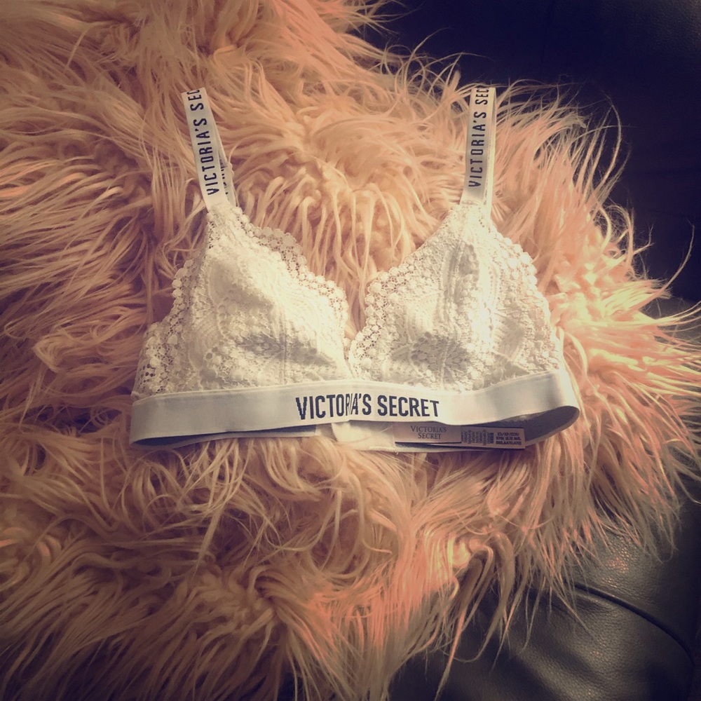 2 Victoria’s Secret logo lace bralett